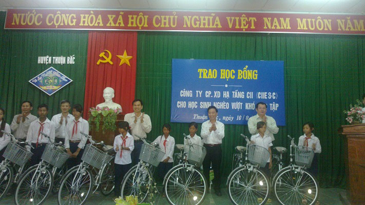 Trao học bổng "Học sinh nghèo vượt khó" trên địa bàn tỉnh Ninh Thuận