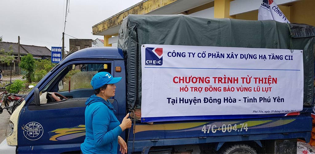 Tặng quà đồng bào vùng lũ lụt tại tỉnh Phú Yên